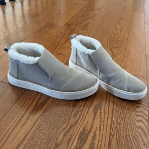 Like new! Tom’s fuzzy slip ons